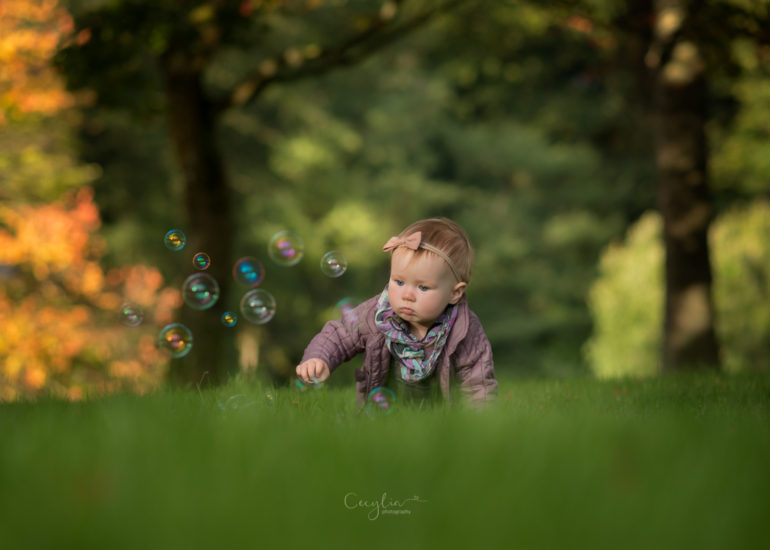a kids photo session in the park