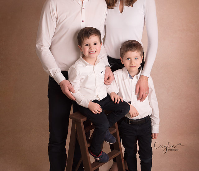 family portrait in cecylia photography studio