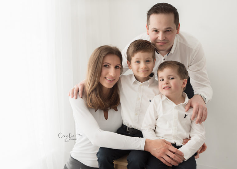 family portrait in cecylia photography studio
