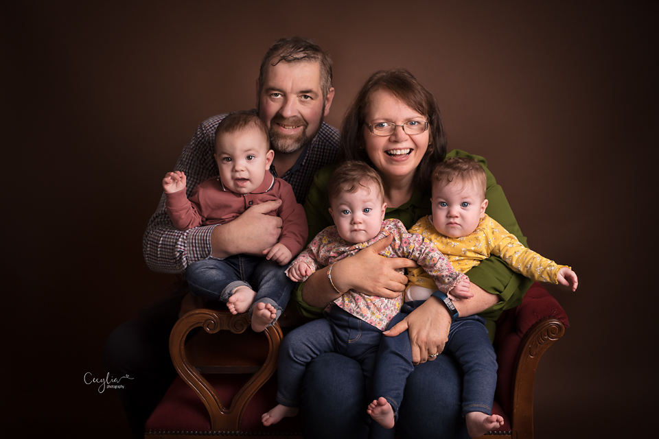 familly of 5 having a fun time on the cecylia photography studio