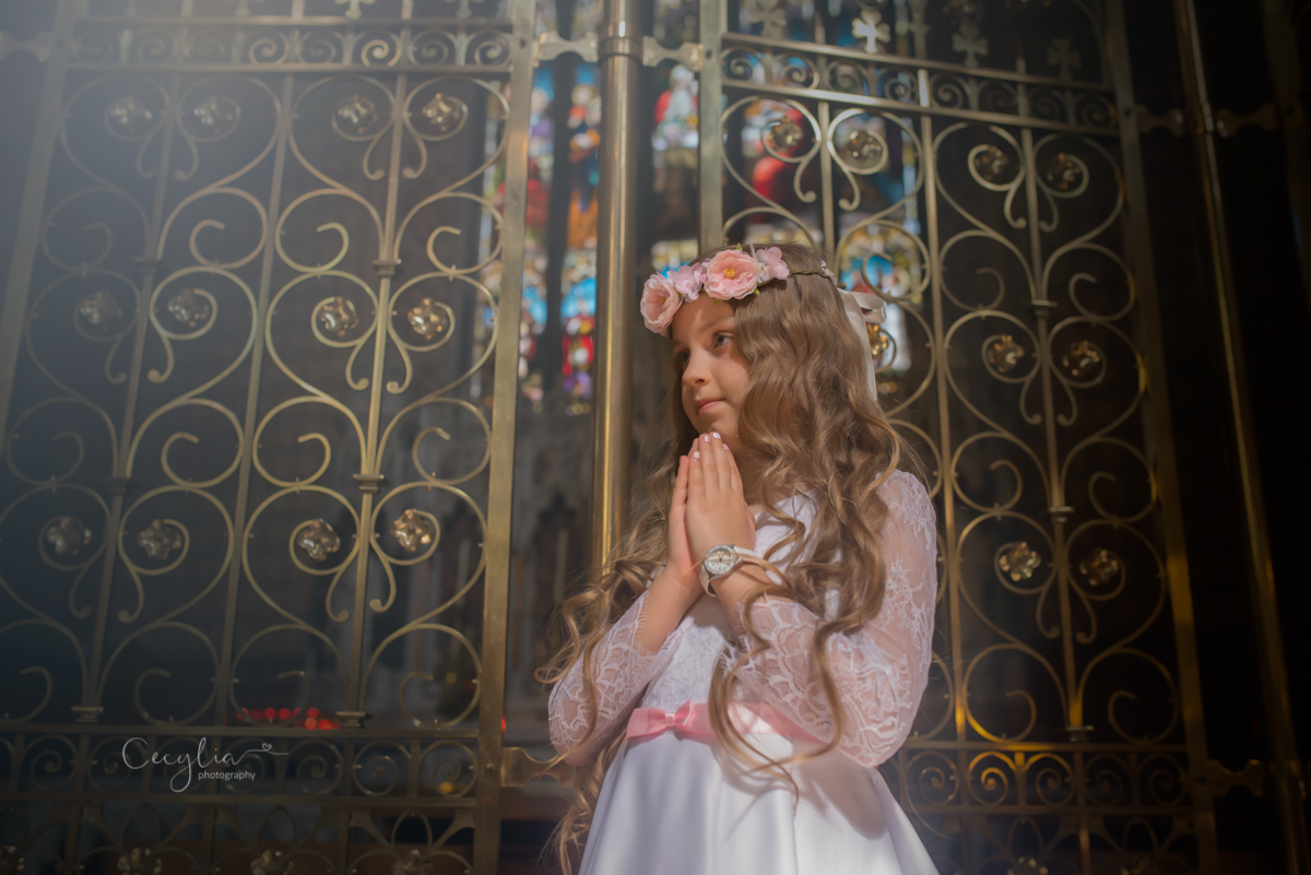 a girls on the holy comunnion praying