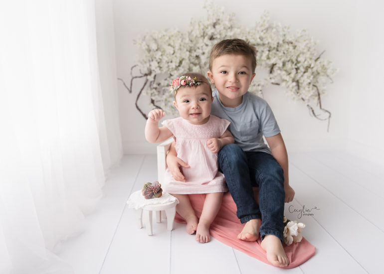 a big brother holding her sister in cecylia photography studio