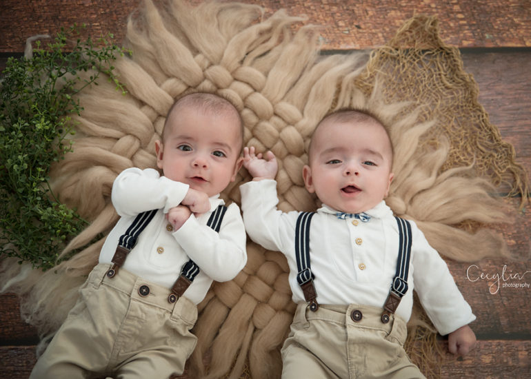 happy twins in cecylia photography camera
