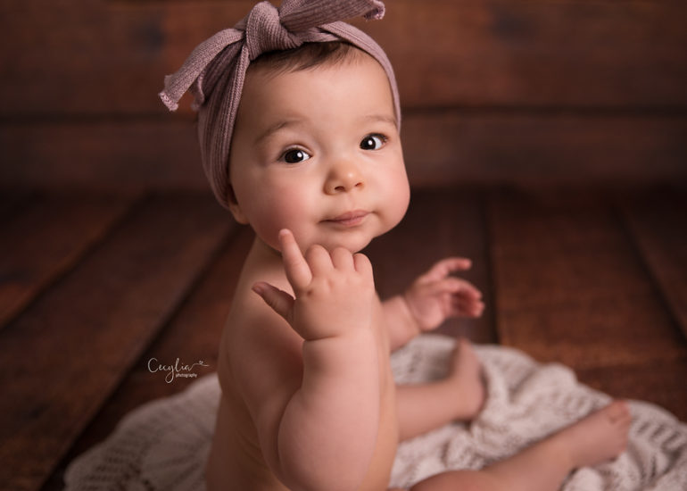 baby girl sitting on the floor in cecylia photography studio